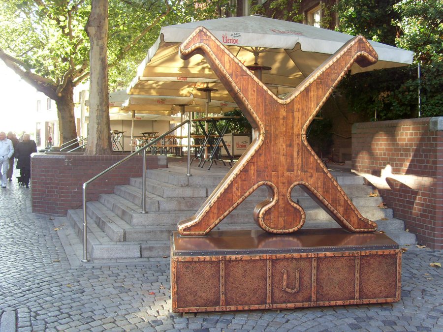 Radschläger in Holz- und Metalloptik vor dem Uerige in Düsseldorf