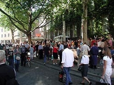 vor den Uerige in der Düsseldorfer Altstadt